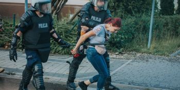Zamieszki przed komendą policji w Lubinie