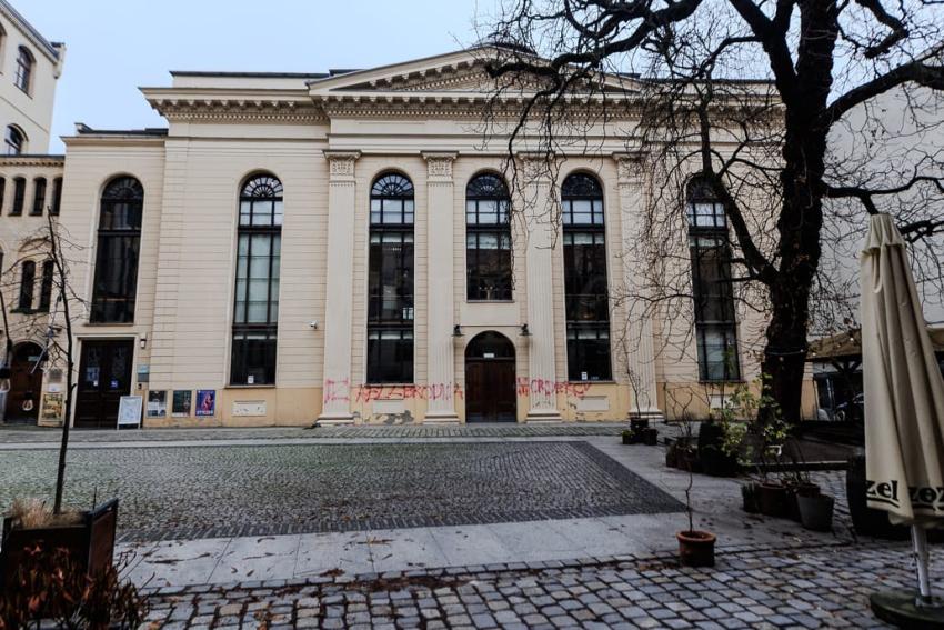 Zniszczona Elewacja Synagogi w Centrum Wrocławia