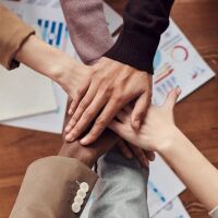 Awans na szefa dawnych koleg&oacute;w i pierwsze decyzje w nowej roli