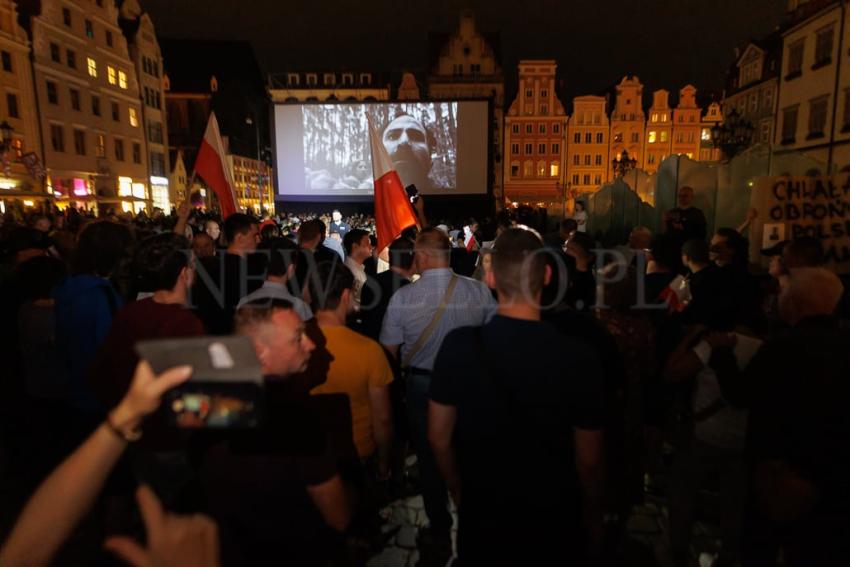 Pokaz filmu “Zielona Granica” we Wrocławiu zakłócony przez manifestację narodowców