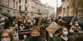 Strajk Kobiet - manifestacja pod kurią w Krakowie