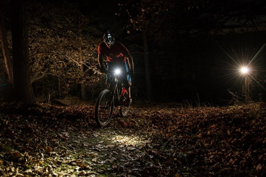Oświetlenie rowerowe – o czym trzeba wiedzieć, by odpowiednio przygotować rower? [fot. materiały prasowe]