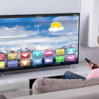 Czy warto wybrać telewizor Smart TV? Na co przed kupnem zwr&oacute;cić uwagę?