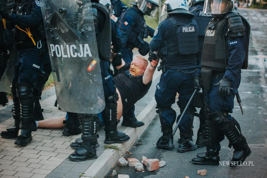 Zamieszki przed komendą policji w Lubinie