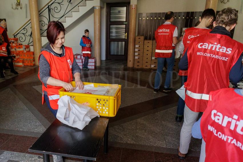 Caritas Archidiecezji Wrocławskiej szykuje paczki na Wielkanoc