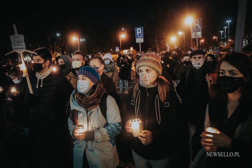 Strajk Kobiet: Marsz tysiąca zniczy po bezpieczną aborcję i przeciw władzy we Wrocławiu