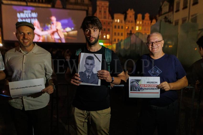 Pokaz filmu “Zielona Granica” we Wrocławiu zakłócony przez manifestację narodowców