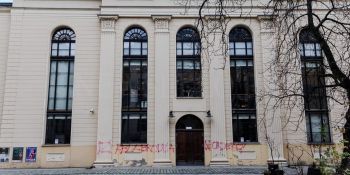 Zniszczona Elewacja Synagogi w Centrum Wrocławia