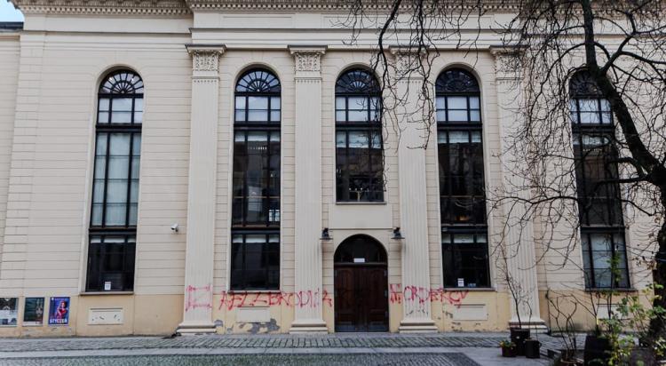 Zniszczona Elewacja Synagogi w Centrum Wrocławia