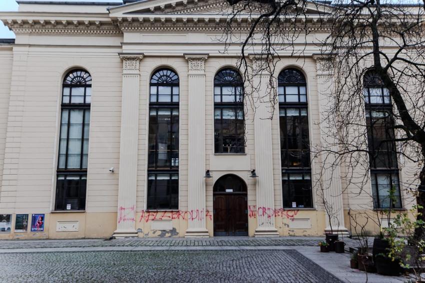 Zniszczona Elewacja Synagogi w Centrum Wrocławia