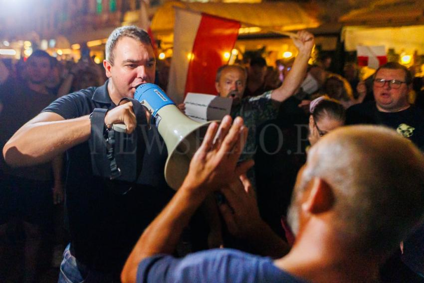 Pokaz filmu “Zielona Granica” we Wrocławiu zakłócony przez manifestację narodowców