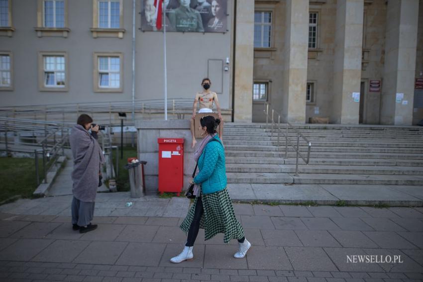 Happening aktywisty pod Urzędem Wojewódzkim we Wrocławiu