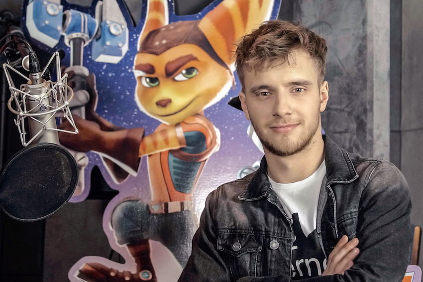 Maciej Musiał został maskotką PlayStation! Kolejne dubbingowe wyzwanie młodego aktora