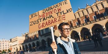Młodzi solidarnie z medykami - protest w Krakowie