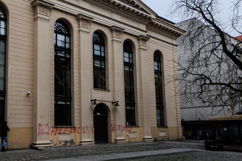 Zniszczona Elewacja Synagogi w Centrum Wrocławia