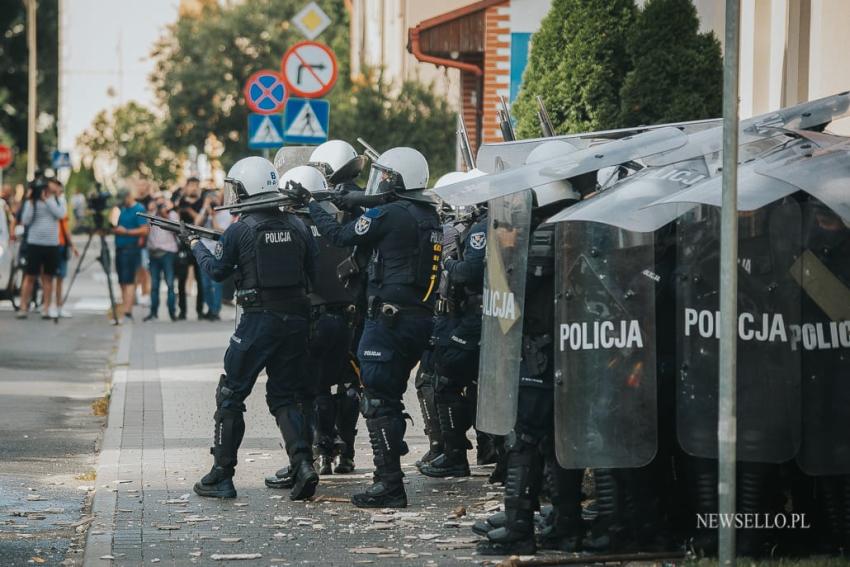 Zamieszki przed komendą policji w Lubinie