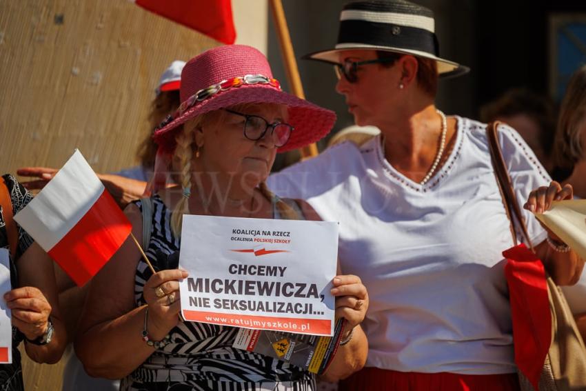 W obronie polskiej szkoły - demonstracja we Wrocławiu