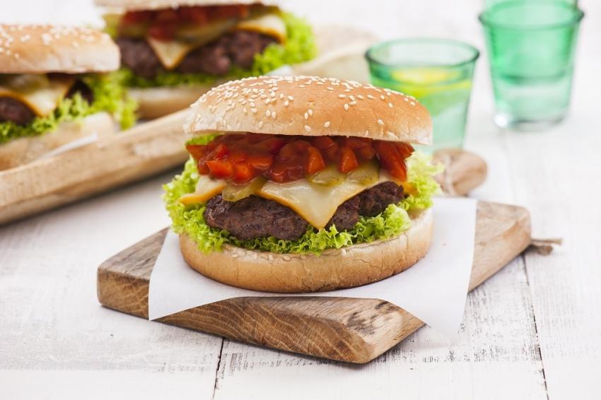 Przepis na wyjątkowego burgera ze specjalnym serem Cagliata od Hochland! [fot. materiały prasowe /  Hochland]