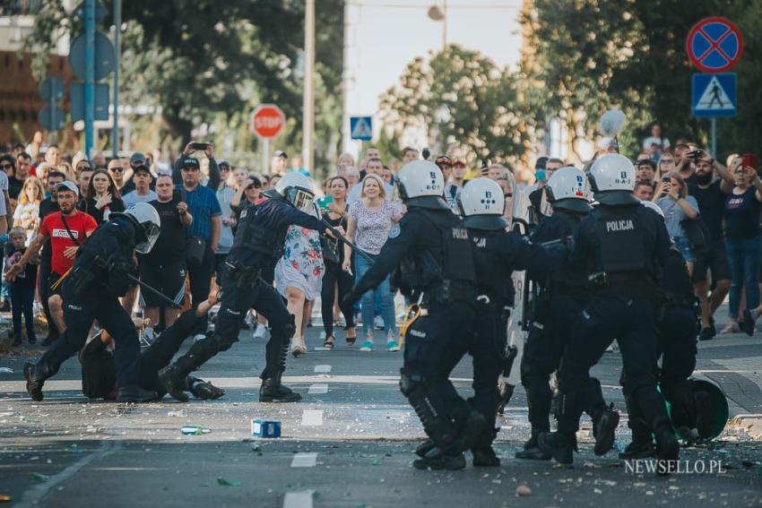 Zamieszki przed komendą policji w Lubinie