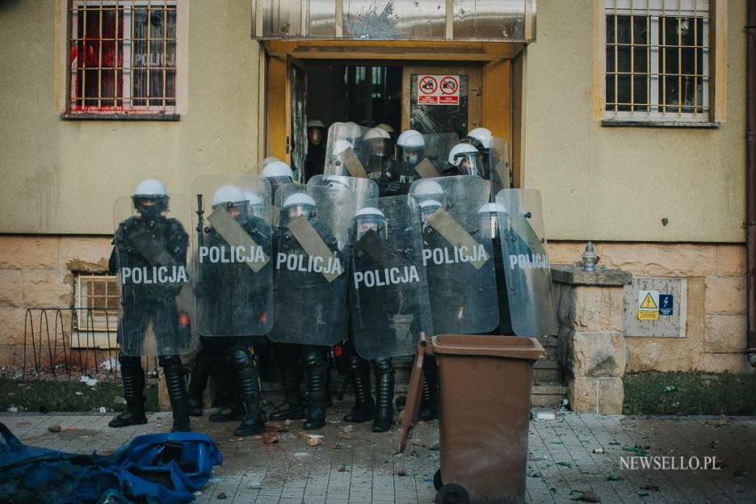 Zamieszki przed komendą policji w Lubinie