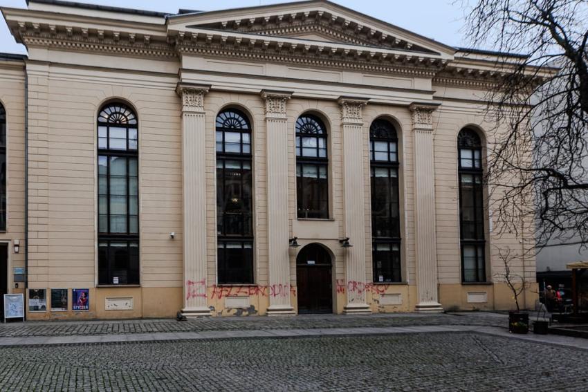 Zniszczona Elewacja Synagogi w Centrum Wrocławia