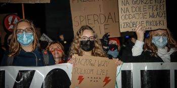 Strajk Kobiet: Kartonowa procesja - manifestacja we Wrocławiu