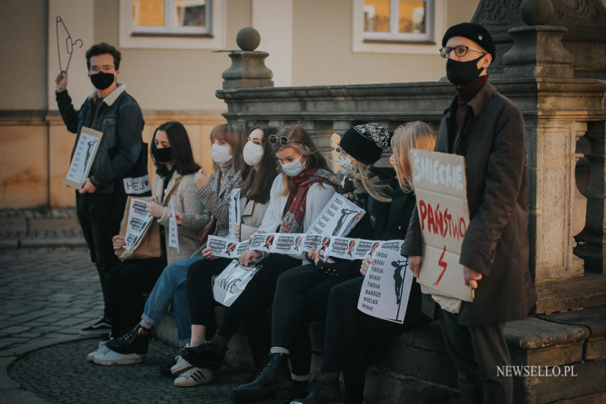 Strajk Kobiet - manifestacja pod wrocławską Katedrą