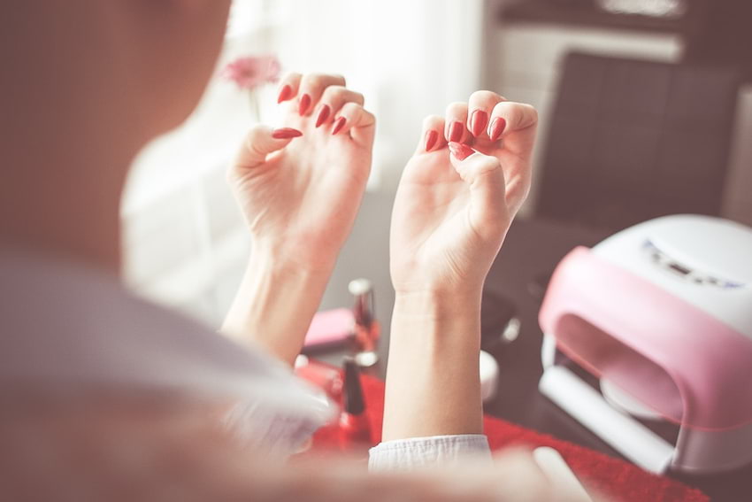 Czy lampy w salonach manicure są bezpieczne?
