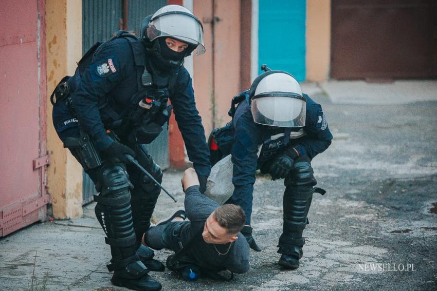 Zamieszki przed komendą policji w Lubinie