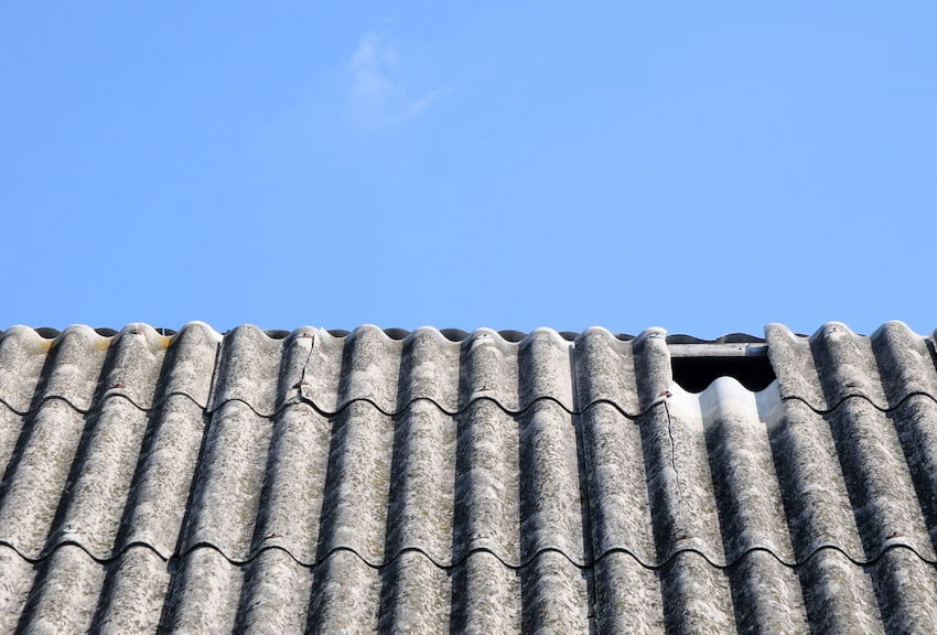 Jak wymienić toksyczny dach z azbestu na nowe pokrycie? / fot. AdobeStock