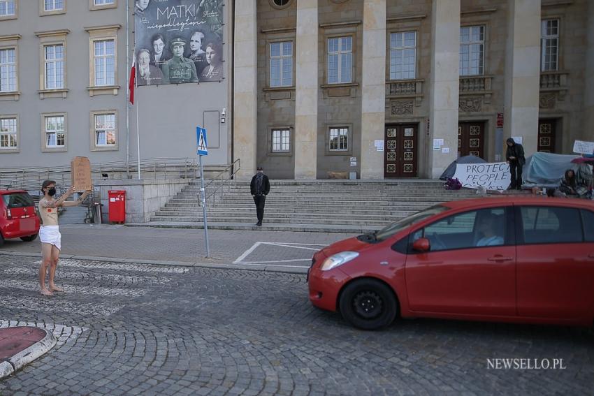 Happening aktywisty pod Urzędem Wojewódzkim we Wrocławiu