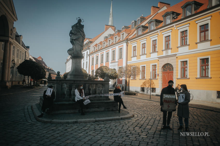 Strajk Kobiet - manifestacja pod wrocławską Katedrą