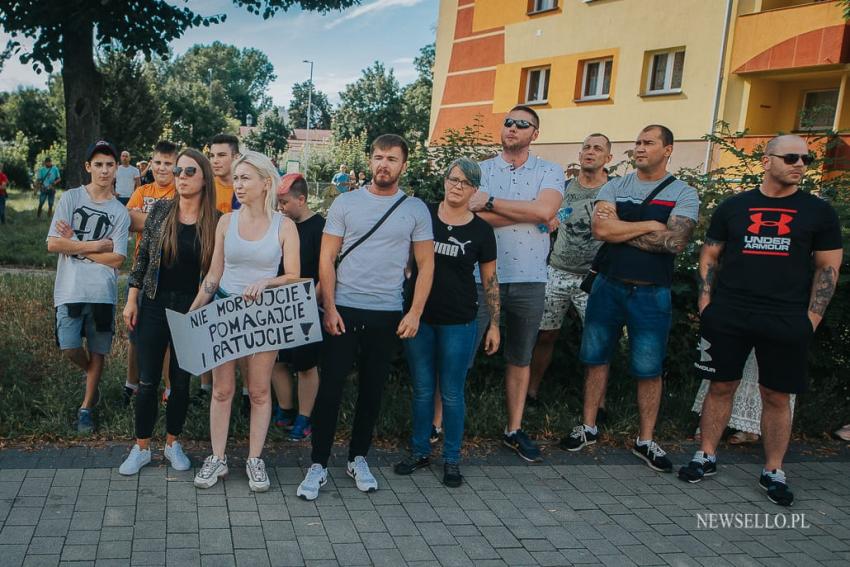 Zamieszki przed komendą policji w Lubinie