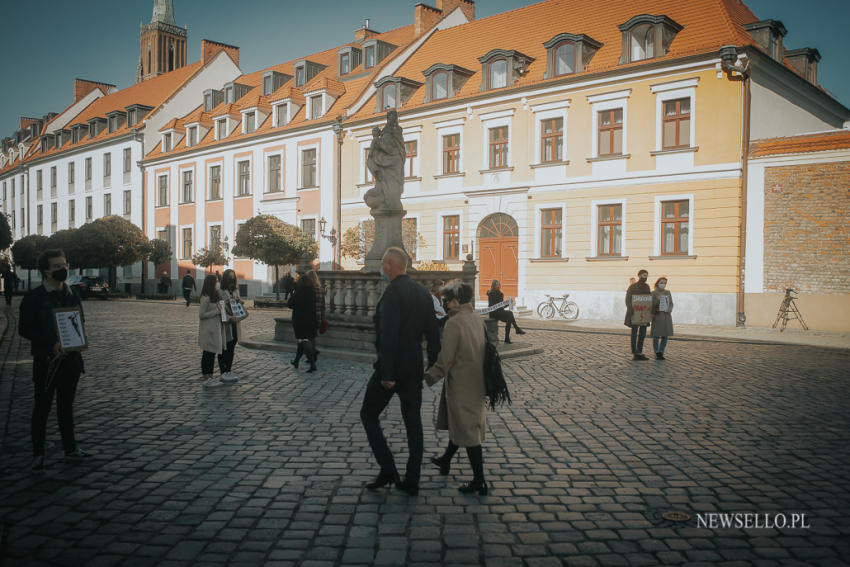 Strajk Kobiet - manifestacja pod wrocławską Katedrą