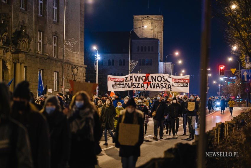 Strajk Kobiet: Blokujemy, strajkujemy i w UE zostajemy! - manifestacja w Poznaniu