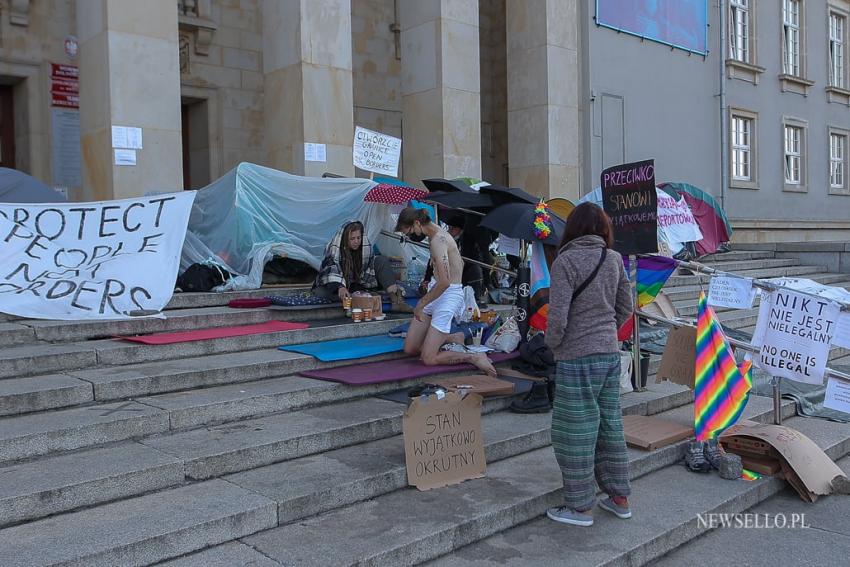 Happening aktywisty pod Urzędem Wojewódzkim we Wrocławiu