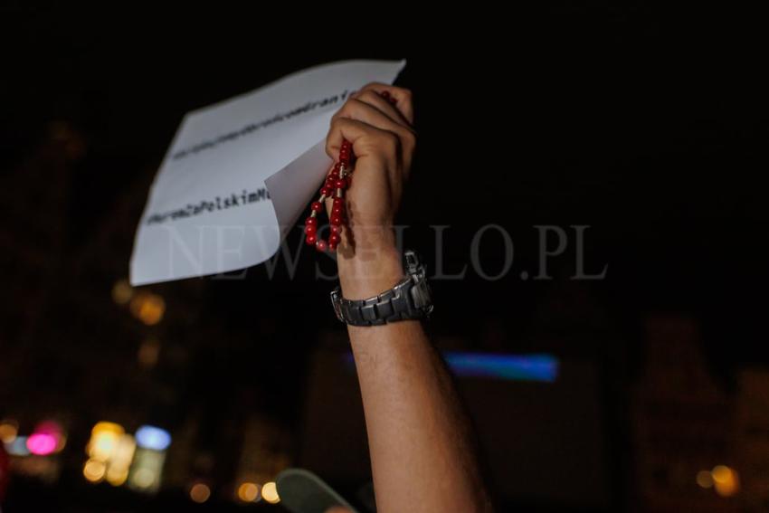 Pokaz filmu “Zielona Granica” we Wrocławiu zakłócony przez manifestację narodowców