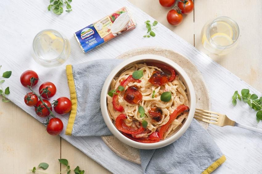 Przepis na włoski makaron z pomidorami i papryką [fot. materiały prasowe / Hochland]