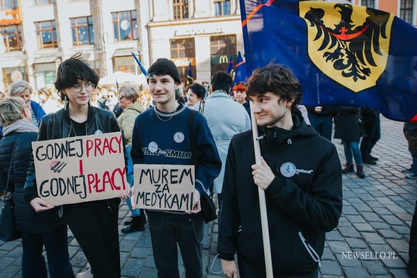 Młodzi solidarnie z medykami - protest we Wroclawiu