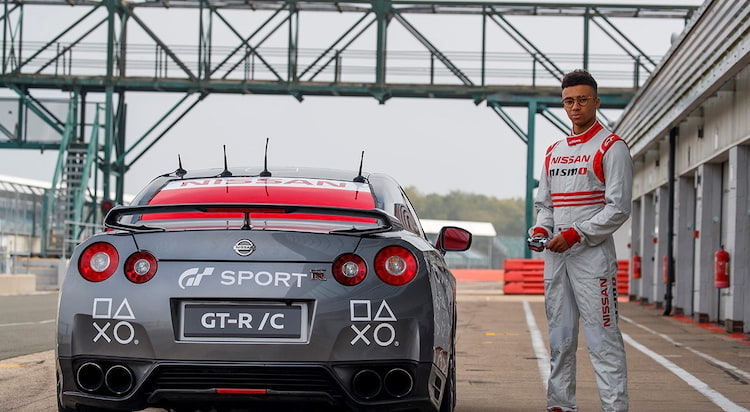 Pierwszy na świecie Nissan GT-R sterowany gamepadem okrąża tor Silverstone z prędkością 211 km/h