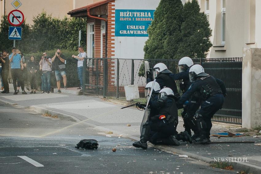 Zamieszki przed komendą policji w Lubinie