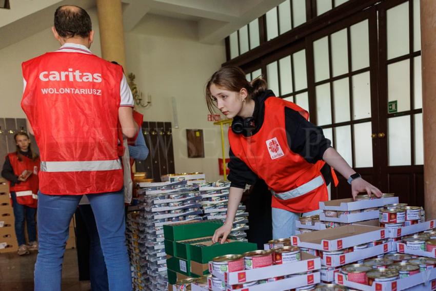 Caritas Archidiecezji Wrocławskiej szykuje paczki na Wielkanoc