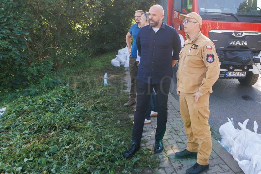 Alarm powodziowy we Wrocławiu. Oczekiwanie na kulminację fali na Odrze