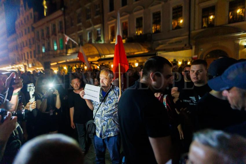 Pokaz filmu “Zielona Granica” we Wrocławiu zakłócony przez manifestację narodowców