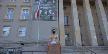 Happening aktywisty pod Urzędem Wojewódzkim we Wrocławiu