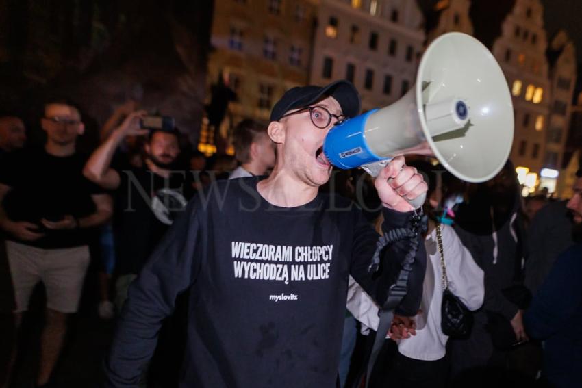 Pokaz filmu “Zielona Granica” we Wrocławiu zakłócony przez manifestację narodowców