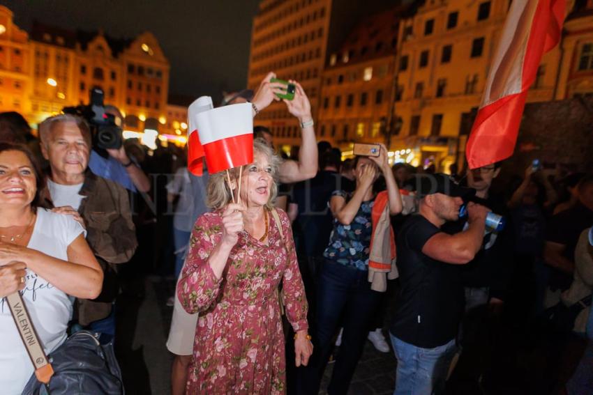 Pokaz filmu “Zielona Granica” we Wrocławiu zakłócony przez manifestację narodowców