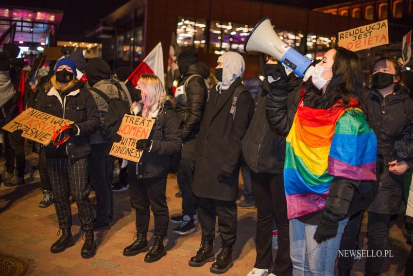 Strajk Kobiet 2021: Nigdy nie będziesz szła sama - manifestacja w Łodzi