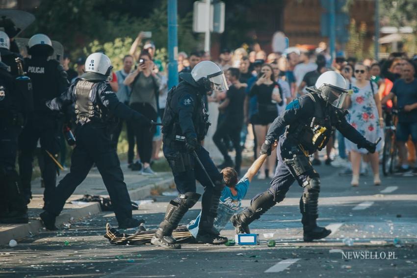 Zamieszki przed komendą policji w Lubinie