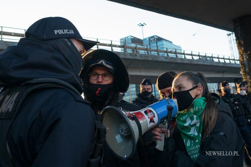 Dzień kobiet bez kompromisów - manifestacja w Warszawie